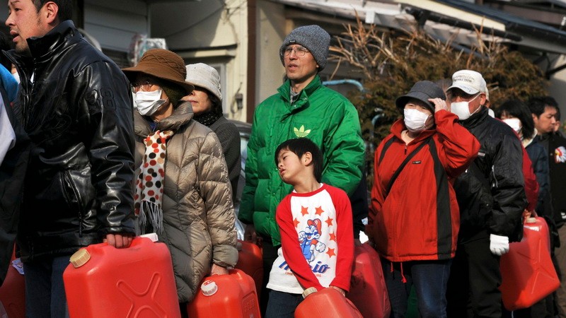 Japonsko ľudia si idú po vodu, zemetrasenie